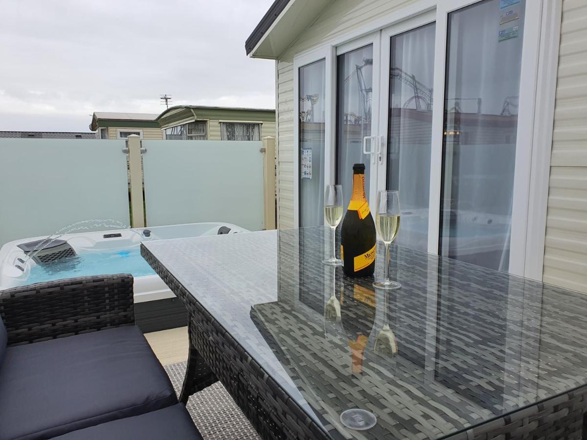 Premium Accommodation With Luxury Hot-Tub And Decking Area, Near Fantasy Island Инголдмелс Экстерьер фото