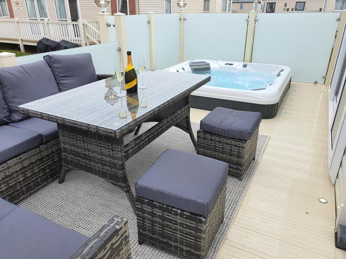 Premium Accommodation With Luxury Hot-Tub And Decking Area, Near Fantasy Island Инголдмелс Экстерьер фото