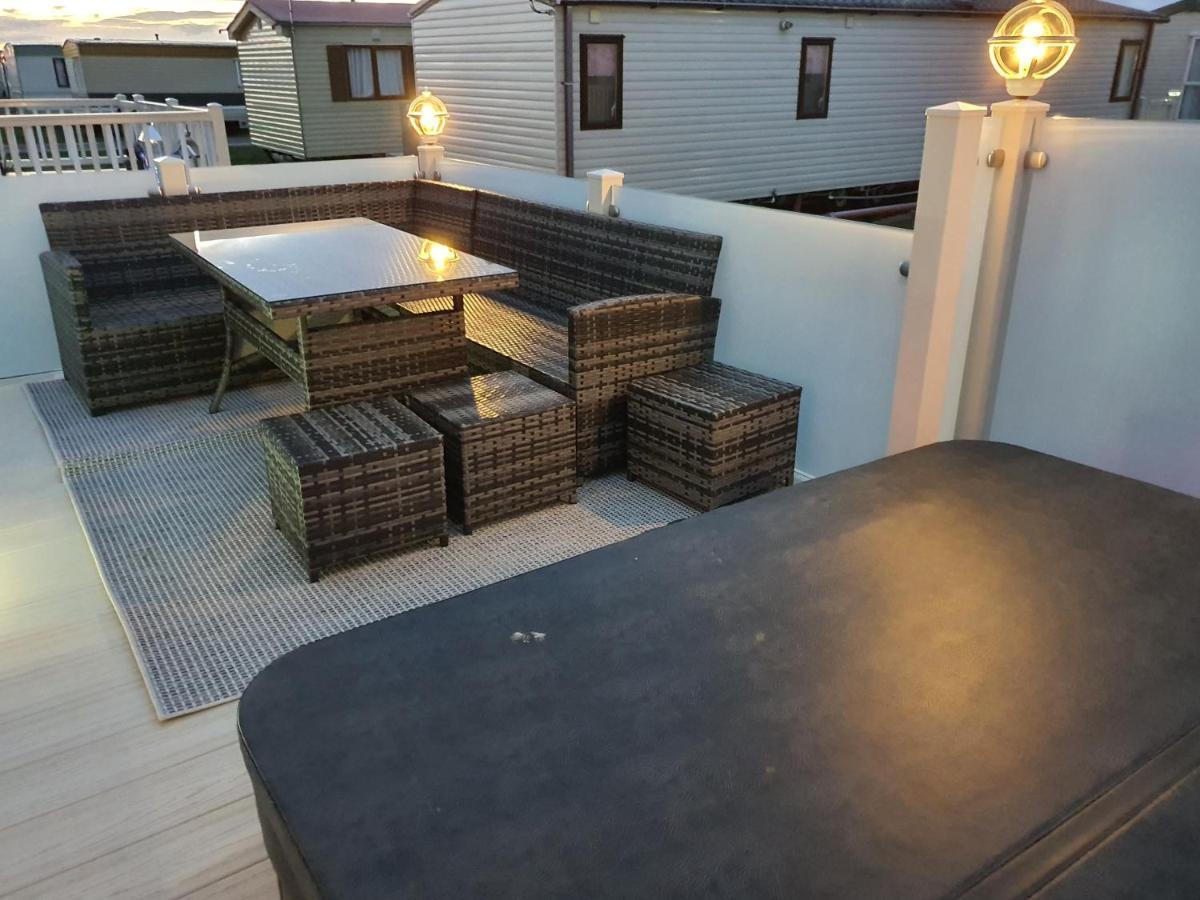 Premium Accommodation With Luxury Hot-Tub And Decking Area, Near Fantasy Island Инголдмелс Экстерьер фото